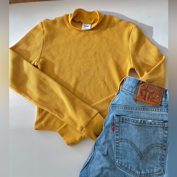 Aritzia | TNA Thermal Waffle Long Sleeve T Shirt - Picture 2 of 9